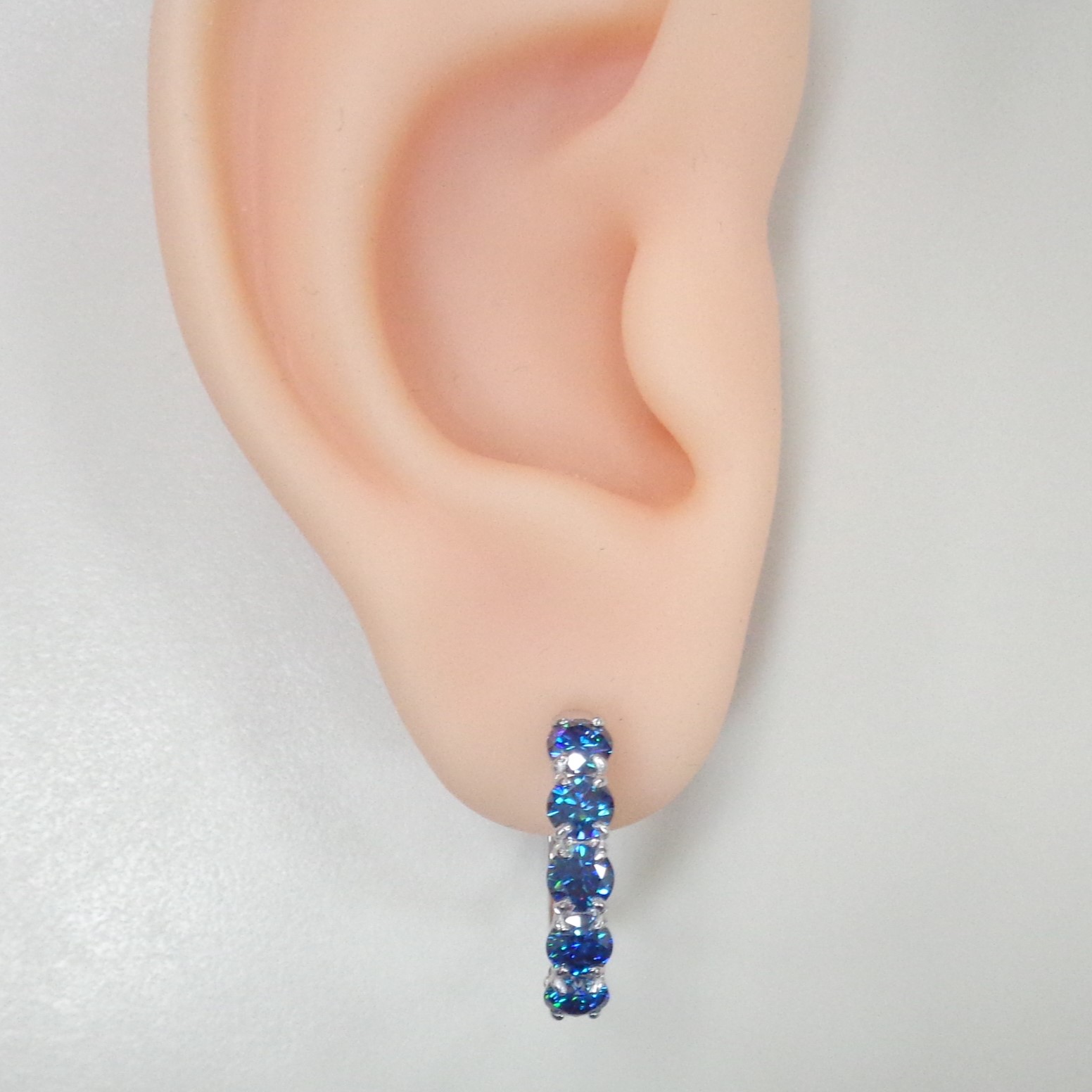 Серебряные серьги-конго с синими муассанитами